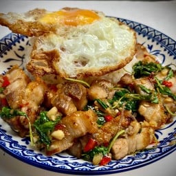 กะเพราหมูกรอบ