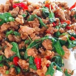 ผัดกระเพราเนื้อ ราดข้าว