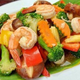ผัดผักรวมกุ้งสด