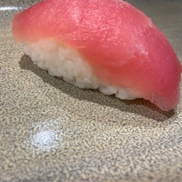 ข้าวปั้นทูน่าสด