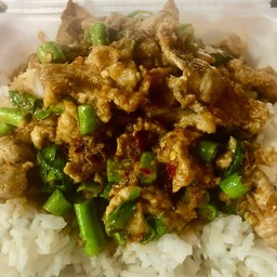 ผัดพริกแกงหมูราดข้าว