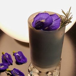Butterfly pea cream cheese latte อัญชันลาเต้ครีมชีส
