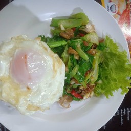 ข้าวคะน้าปลาเค็มราด