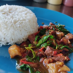 ข้าวผัดกระเพราเนื้อเปื่อย