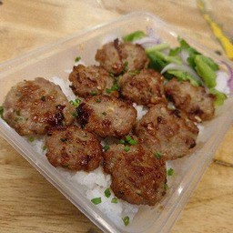 ข้าวหมูสับก้อนทอด