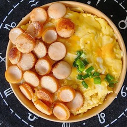 ข้าวไข่ข้นไส้กรอกหนังกรอบ