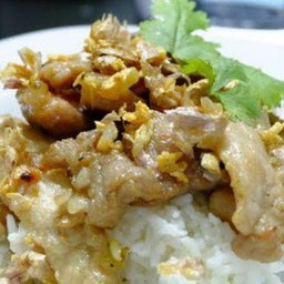 หมูทอดกระเทียมราดข้าว+ไข่ดาว