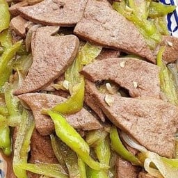 ข้าวตับหมูผัดพริกหยวก