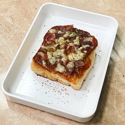 Bacon Pizza Burnt Butter Toast - ขนมปังโทสต์ย่างพิซซ่าเบคอน