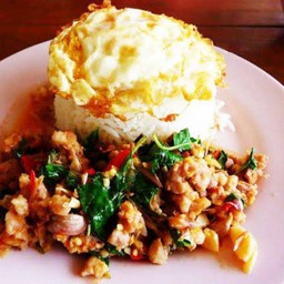 กะเพราไก่สับราดข้าว+ไข่ดาว