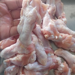 ปีกบนไก่สด