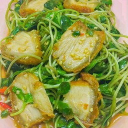 ต้นอ่อนทานตะวันผัดหมูกรอบ