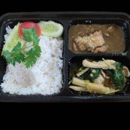 ข้าวราดสองอย่าง (หมูอบ+กระเพราไก่)