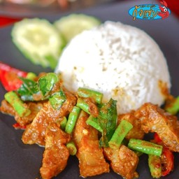 หมูกรอบผัดพริกแกงใส่ถั่วฝักยาวราดข้าว