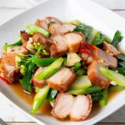 ข้าวคะน้าหมูกรอบ