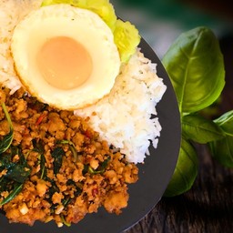 ข้าวหอมมะลิกะเพรา ฟรีไข่ดาว ขนาด L