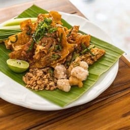 ผัดไทยเกี๊ยวกรอบหมูแดง