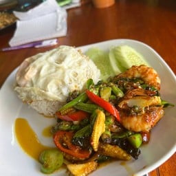 ผัดเครื่องแกงไก่ราดข้าว