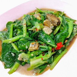 คะน้าผัดปลาเค็ม