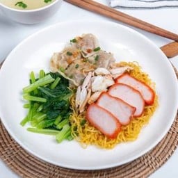 บะหมี่เกี๊ยวหมู โรยปูหมูแดง