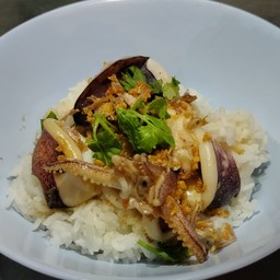 ข้าวหมึกกระเทียม