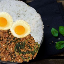 ข้าวหอมมะลิกะเพรา ฟรีไข่ดาว 2 ฟอง XL