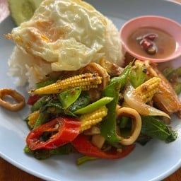 ผัดเครื่องแกงทะเลราดขา้ว