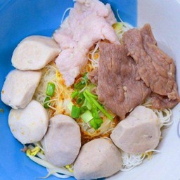 ก๋วยเตี๋ยวรวมมิตร (ชิ้นสด หมู+เนื้อ)