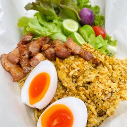 ข้าวผัดน้ำพริกหมูทอด