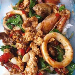 ข้าวกะเพราหมูหมึกกุ้ง