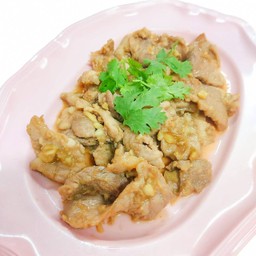 หมูหมักผัดกะเทียม