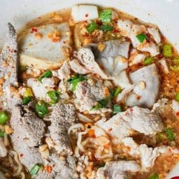 ก๋วยเตี๋ยว หมูรวม ต้มยำน้ำใส