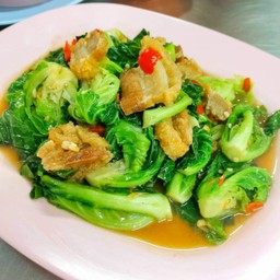 ยอดแขนงผัดหมูกรอบ