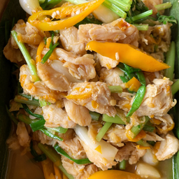 ปูผัดพริกเหลืองราดข้าว