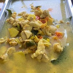 ข้าวราดไก่ต้มขมิ้น