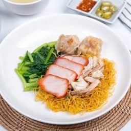 บะหมี่เกี๊ยวกุ้ง โรยปูหมูแดง