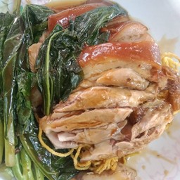 ราดหน้าขาหมูหมี่กรอบ