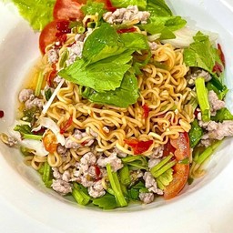 ยำมาม่าหมูสับ