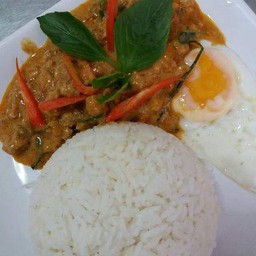 ข้าวราดฉู่ฉี่ไข่ดาว