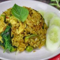 ข้าวผัดแกงเขียวหวานไก่ + แดงโซดา