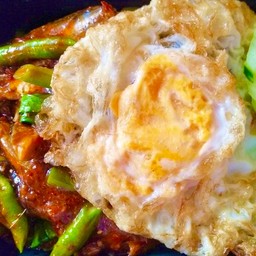 ผัดพริกเเกงถั่วฝักยาวไก่ราดข้าว