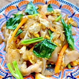 เส้นผัด&คั่วกระทะ by ครัวลับแล