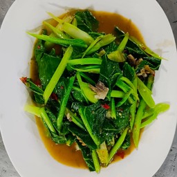 คะน้าหมูกรอบ,ปลาเค็ม