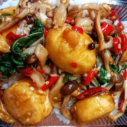 ข้าวกระเพราเห็ดเต๋าหู้ไข่