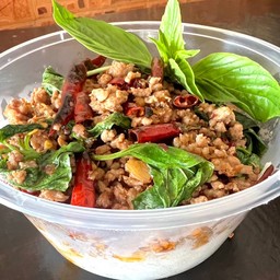 ข้าวหมูผัดใบโหระพา