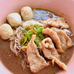 ก๋วยเตี๋ยวลูกชิ้นแชมป์เนื้อเปื่อยหมูตุ๋นกระเพรารสเด็ด บ้านสร้าง