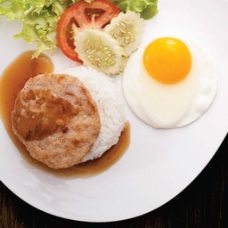 ข้าวหมูเบอร์เกอร์ราดซอส+ไข่ดาว (ปกติ)