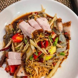 ตำมาม่า กุ้งสด หมูกรอบ