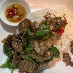 กะเพราเนื้อเปื่อยราดข้าว