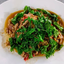 ไข่เยี่ยวม้าผัดกระเพรา